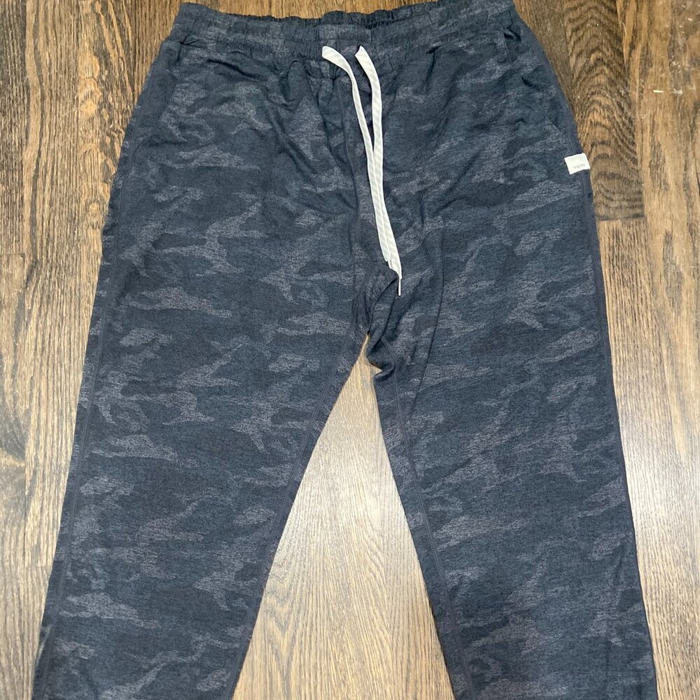 Vuori Women’s Dark Gray Camo Joggers